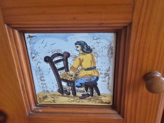 Alacena rústica madera con azulejos decorativos