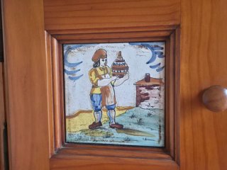 Alacena rústica madera con azulejos decorativos