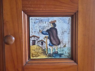 Alacena rústica madera con azulejos decorativos