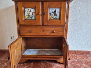 Alacena rústica madera con azulejos decorativos