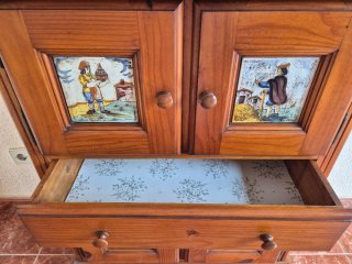 Alacena rústica madera con azulejos decorativos