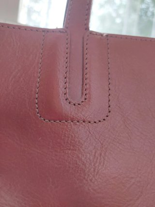 Bolso mediano de cuero marrón, usado.Precioso