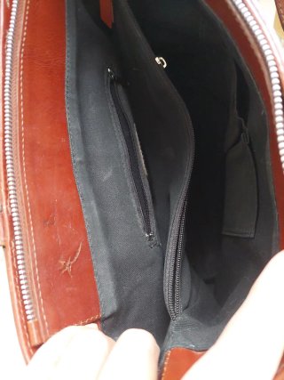 Bolso mediano de cuero marrón, usado.Precioso