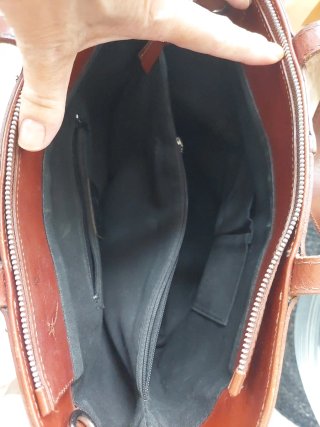Bolso mediano de cuero marrón, usado.Precioso