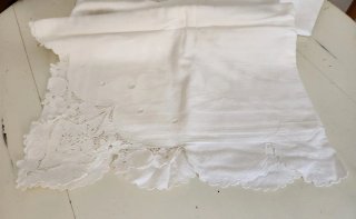 Mantel y 3 servilletas bordadas