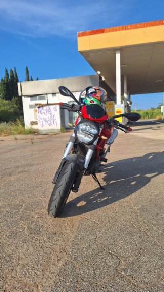 Ducati Monster 696 Roja y Dorada