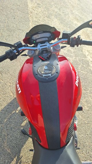 Ducati Monster 696 Roja y Dorada