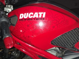 Ducati Monster 696 Roja y Dorada