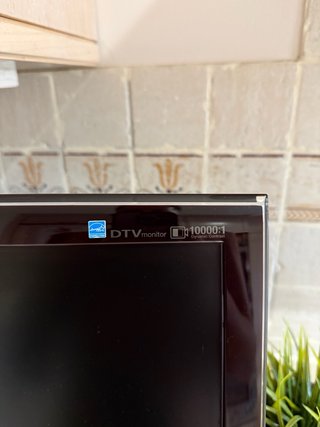 Monitor Samsung SyncMaster 1200HD DTV con mando.