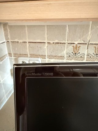 Monitor Samsung SyncMaster 1200HD DTV con mando.