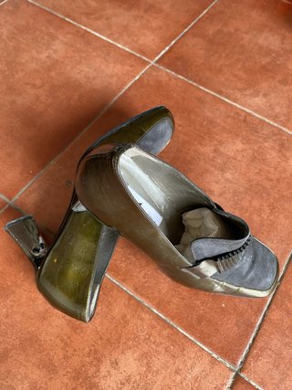 Zapatos de tacón verdes/gris, talla 38