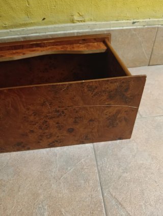 Estantería de madera con diseño curvo