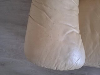 Sofá cómodo beige de piel.