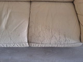 Sofá cómodo beige de piel.