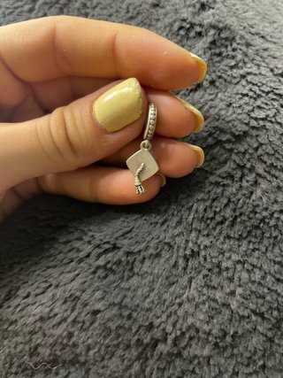 Pandora Charm Birrete Graduación Plata