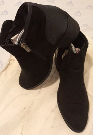 Botines negros con cremallera