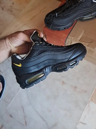 Tenis Nike Air Max 95 Negro Dorado