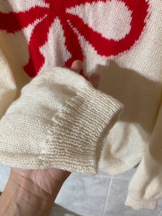 Jersey calado blanco crudo Shein XS con lazo rojo