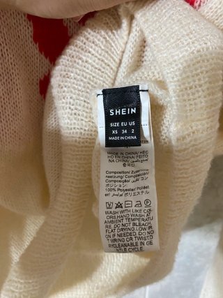 Jersey calado blanco crudo Shein XS con lazo rojo