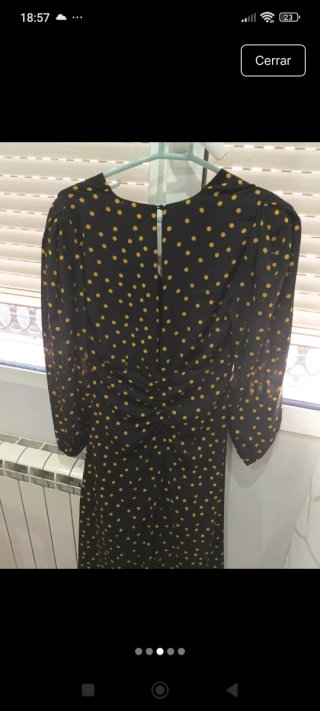 Vestido negro con lunares amarillos