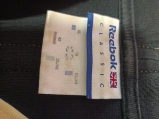 Sudadera Reebok Negra y Dorada con Capucha