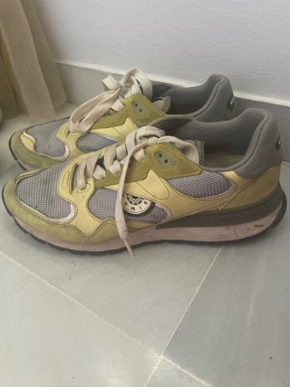 Zapatillas Bimba y Lola grises y amarillas