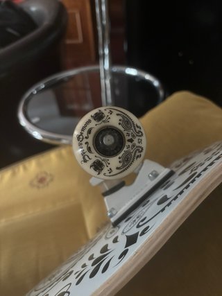 Skate con diseño paisley y calaveras