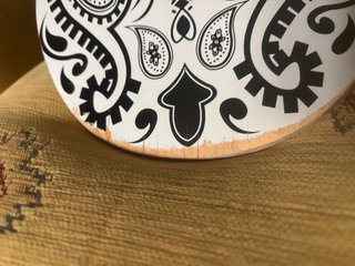 Skate con diseño paisley y calaveras