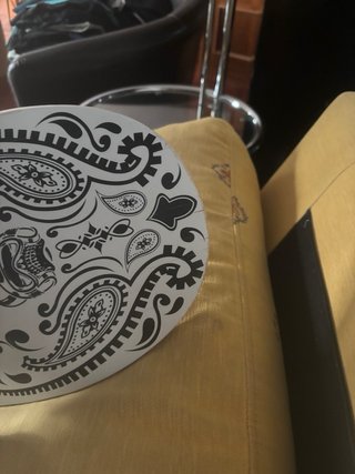 Skate con diseño paisley y calaveras