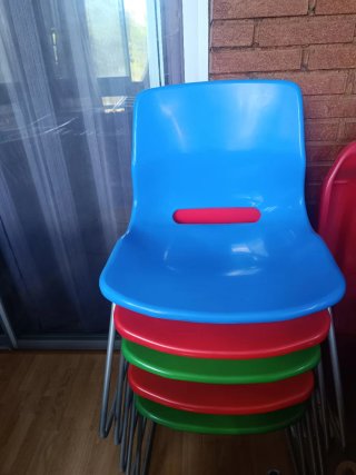 Sillas apilables  (azul, roja, verde)