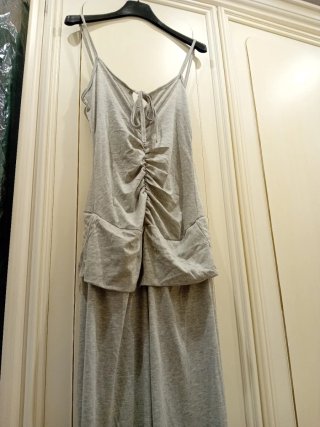 Tuta grigia con pantaloni