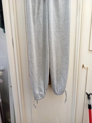 Tuta grigia con pantaloni