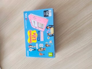 Caja Nintendo 2DS Tomodachi Life Pink+White