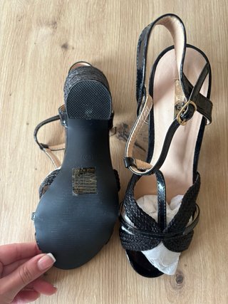 Sandalias de tacón negras nuevas