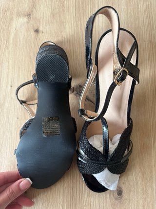 Sandalias de tacón negras nuevas