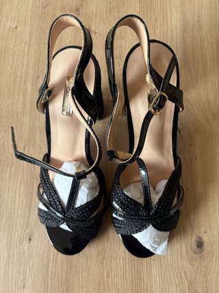 Sandalias de tacón negras nuevas