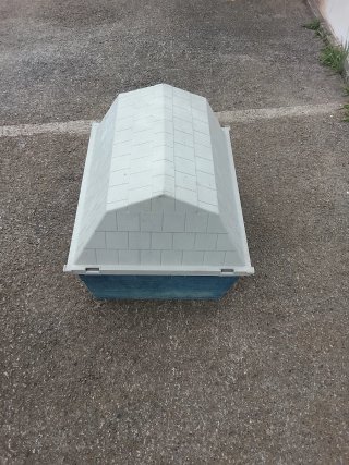Caseta para perro azul y blanca