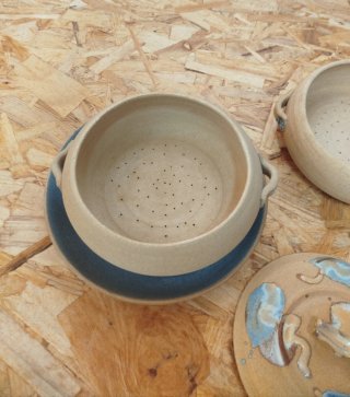 Germinador de cerámica beige y azul