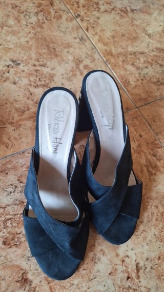 Sandalias tacón cruzadas Rebecca Hope negras
