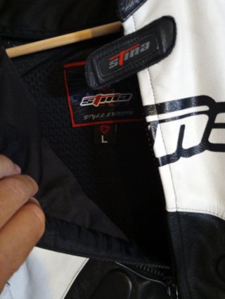 Chaqueta de moto cuero blanca y negra