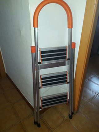 Escalera 3 peldaños naranja y plata
