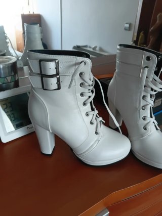Botines blancos tacón alto con hebillas