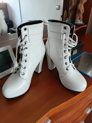 Botines blancos tacón alto con hebillas