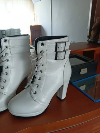 Botines blancos tacón alto con hebillas