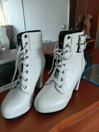 Botines blancos tacón alto con hebillas