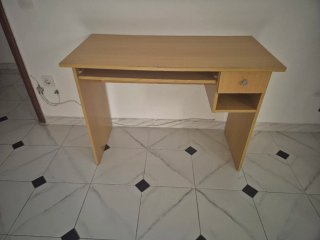 Escritorio madera con cajón y bandeja