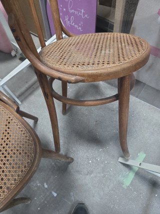 Sillas antiguas de madera y ratán