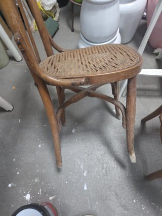 Sillas antiguas de madera y ratán