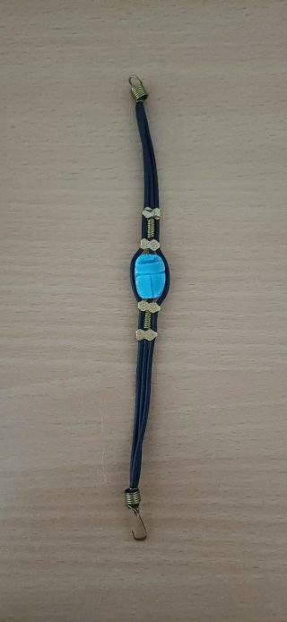 Pulsera artesanal estilo egipcio con escarabajo