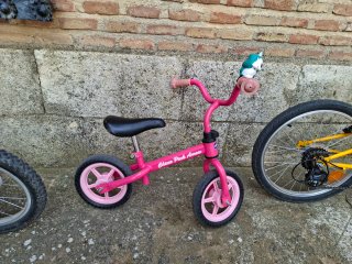 Bicicleta infantil rosa sin pedales